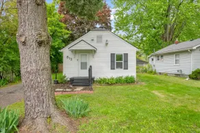 Cozy 2 Bedroom Home, Across from a Park & Lake - Image 2