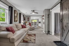 Cozy 2 Bedroom Home, Across from a Park & Lake - Image 5
