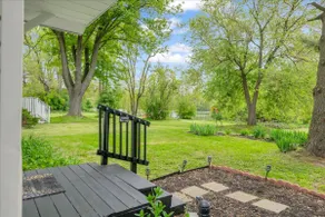 Cozy 2 Bedroom Home, Across from a Park & Lake - Image 3