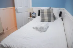 Beautiful 2 Bedroom house with big Garden & Parking fast wifi, and king size bed - Image 5