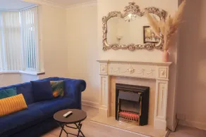 Beautiful 2 Bedroom house with big Garden & Parking fast wifi, and king size bed - Image 2