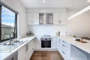 Cheerful 3-bedroom townhouse close to the city - Image 2