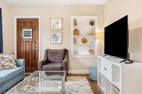 Beautiful house, minutes from uptown and airport. - Image 2