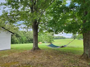 Cheerful 3 bedroom home out in the country side. - Image 3