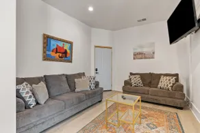 Cream City Loft | 4BR | Smart TV’s | Full Kitchen - Image 5