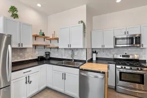 Cream City Loft | 4BR | Smart TV’s | Full Kitchen - Image 4