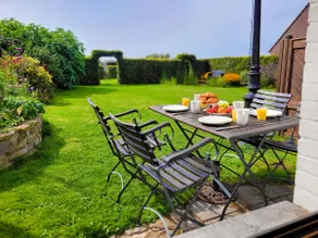 Cosy English cottage with beautiful garden - Image 4
