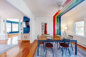 Lookout on Liberty | Renovated | 7 beds + parking - Image 4
