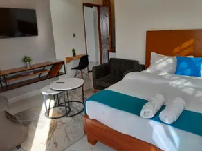 Sandalwood Suites - Cute Studio with Free Parking - Image 2