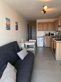 2-room apartment with air conditioning, terrace and parking in Sète - Image 5