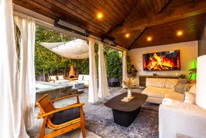 Resort-style 3BD, heated pool, walk to shops/cafés - Image 2