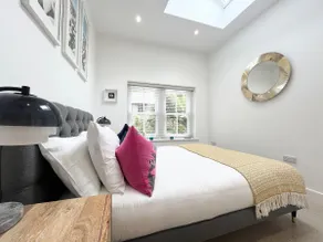 Stunning 1 Bed~ River view~ parking~central - Image 2
