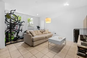 Entire 2BR Apt w/ Parking & 3 Beds - Image 2