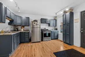 Entire 2BR Apt w/ Parking & 3 Beds - Image 4
