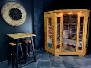 Nice suite with jacuzzi, sauna, giant screen - Image 5