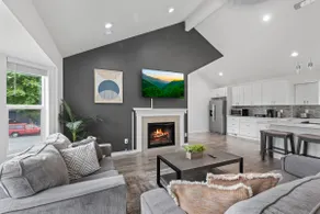 Cheerful 3 bedroom home with ample parking spaces. - Image 2