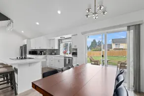 Cheerful 3 bedroom home with ample parking spaces. - Image 5