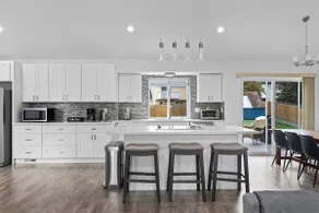 Cheerful 3 bedroom home with ample parking spaces. - Image 4