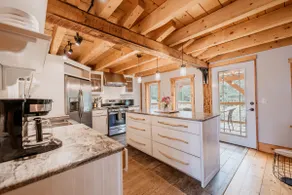 Three-bedroom farmhouse in downtown East Burke - Image 3