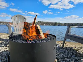 Cozy Lake Cottage: Hot Tub, Gym & Waterfront Views - Image 4