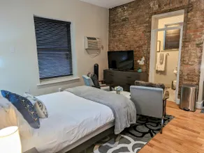 Boutique Studio in Dupont with Washer/Dryer - Image 2
