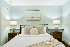 Stylish Lower Unit | 8 Mins to Ferry Terminal - Image 3