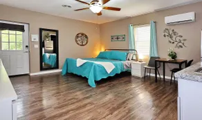 Comfy Studio King bed, Fast Wi-Fi, Hulu, Coffee - Image 2