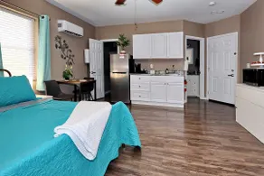 Comfy Studio King bed, Fast Wi-Fi, Hulu, Coffee - Image 3
