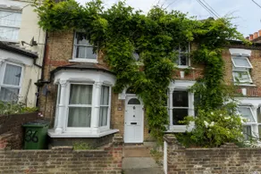 Traditional English 4 bedroom home in Greenwich - Image 2
