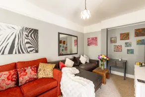 Traditional English 4 bedroom home in Greenwich - Image 4