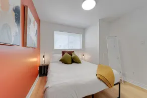 Inviting & Cozy Gem: Prime Location + EV Parking - Image 5