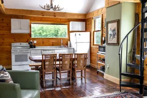 Charming, Cabin-like apt above Noon Mark Diner - Image 4