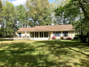 Cozy 2 bedroom home on wooded private lane - Image 2