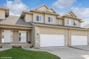 Cheerful 3 bedroom townhouse with fireplace, deck - Image 2