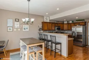 Cheerful 3 bedroom townhouse with fireplace, deck - Image 3