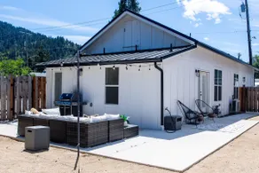 1800s Storefront · Hot Tub · Pets OK · Rogue River - Image 3