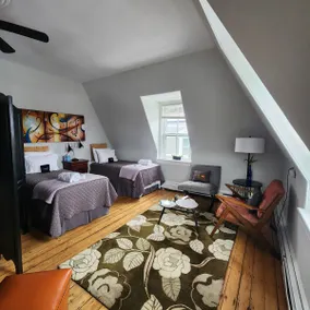 GREAT SPOT! HUGE Apt! Broadway/W End/Fed Hill - Image 3