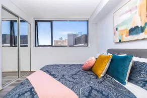 Luxury 1 BR -Opp train station, Free Parking - Image 4
