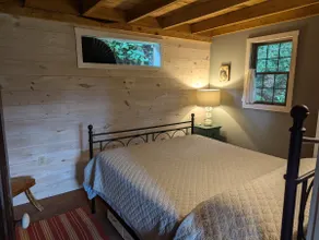 Peaceful forest cottage getaway - Image 5