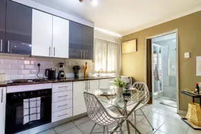 Cheerful 1-bedroom cottage, access to shared pool - Image 5