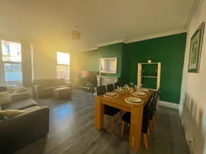 Spacious 4-bedroom Apartment - free public parking - Image 2