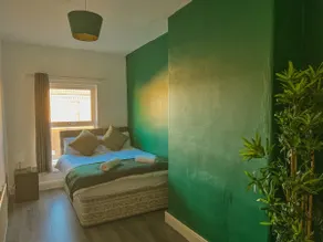 Spacious 4-bedroom Apartment - free public parking - Image 5