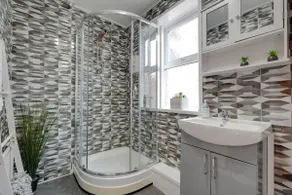 Spacious 4-bedroom Apartment - free public parking - Image 3