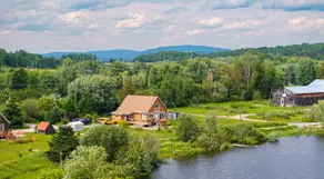 4-season chalet with lakes and private trails - Image 4