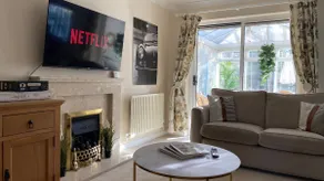 Chichester retreat house with free parking - Image 3