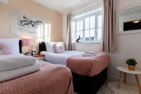 Chichester retreat house with free parking - Image 4