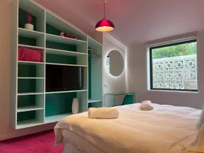 Pop & Peak apartment with courtyard, fire & views - Image 5