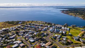 Lakehouse on Waverley - Relaxing 4-BR Holiday Home - Image 3