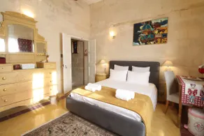 Birgu Square Townhouse, Rooftop & 3 Bathrooms - Image 2