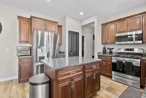 Spacious 5BR Home - 2.5BA & Prime Location. - Image 4